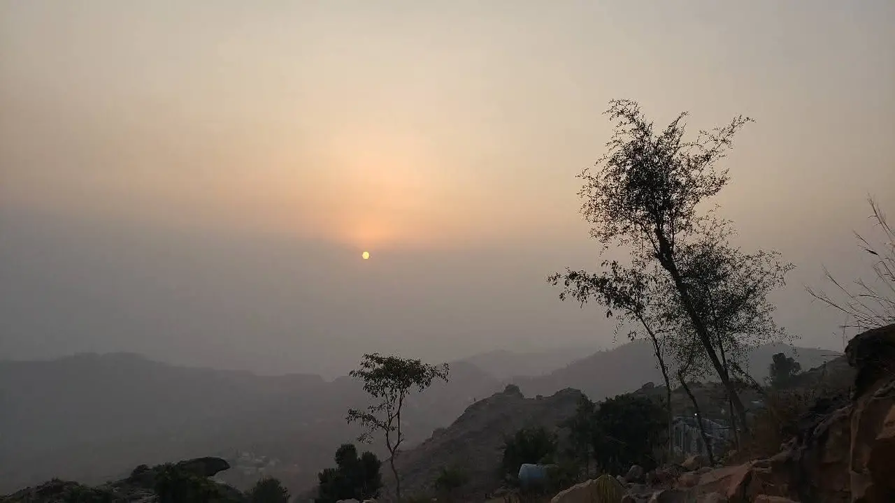 توقعات الأرصاد اليمني بأمطار متفرقة على المرتفعات ورياح نشطة في باب المندب